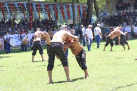 Akbalık Yağlı Güreşleri'nde 600 pehlivan er meydanında 2 akbalik-yagli-gureslerinde-600-pehlivan-er-meydaninda-cG7dZnlw.jpg
