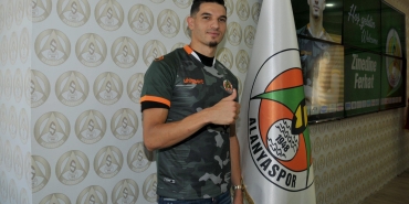 alanyaspor-zinedine-ferhat-ile-2-yillik-sozlesme-imzaladi-yqqZUQzt.jpg