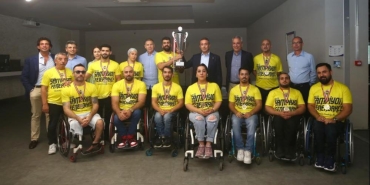 ali-koc-fenerbahce-tekerlekli-sandalye-basketbol-takimiyla-bir-araya-geldi-OgRwmSdz.jpg