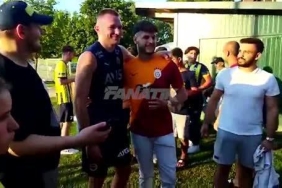 Attila Szalai, Galatasaraylı taraftarın fotoğraf isteğini kırmadı! 2 attila-szalai-galatasarayli-taraftarin-fotograf-istegini-kirmadi-WxM5B4Gs.jpg