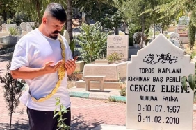 baspehlivan-simsek-cengiz-elbeyenin-mezarini-ziyaret-etti-rI8zVkBj.jpg