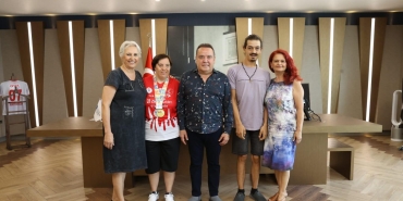 benay-balci-ve-merve-peker-mutlulugunu-baskan-bocek-ile-paylasti-n72hXO9B.jpg