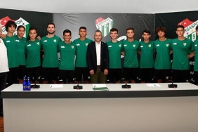 Bursaspor 13 futbolcu ile profesyonel sözleşme imzaladı 3 bursaspor-13-futbolcu-ile-profesyonel-sozlesme-imzaladi-AiyLm4QM.jpg