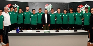 bursaspor-13-futbolcu-ile-profesyonel-sozlesme-imzaladi-AiyLm4QM.jpg