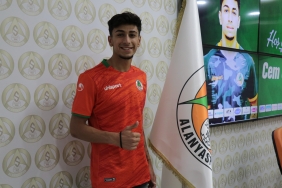 Cem Çelik'ten Alanyaspor'a 5 yıllık imza 2 cem-celikten-alanyaspora-5-yillik-imza-mL6gwQXm.jpg