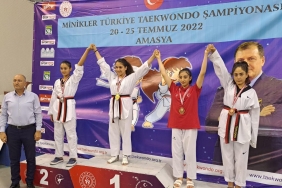 Duru Emine, Türkiye Minikler Tekvando Şampiyonasında üçüncü oldu 1 duru-emine-turkiye-minikler-tekvando-sampiyonasinda-ucuncu-oldu-Dib5FPPK.jpg