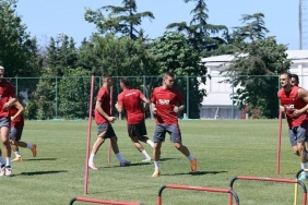 Galatasaray, yeni sezon hazırlıklarını çift antrenmanla sürdürdü 4 galatasaray-yeni-sezon-hazirliklarini-cift-antrenmanla-surdurdu-2VZvj845.jpg