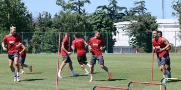 galatasaray-yeni-sezon-hazirliklarini-cift-antrenmanla-surdurdu-2VZvj845.jpg