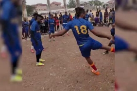 Galatasaraylı Luyindama toprak sahada futbol oynuyor! 4 galatasarayli-luyindama-toprak-sahada-futbol-oynuyor-jk2W2wSq.jpg