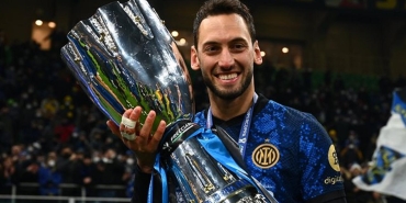 hakan-calhanoglu-manchester-united-yolunda-G7SDaZHS.jpg