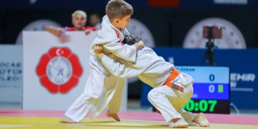 judo-turnuvasinda-15-ulkeden-1162-sporcu-ter-dokuyor-PeVb7EfZ.jpg