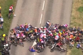 Kadınlar Fransa Bisiklet Turu’nda akıl almaz kaza! 1 kadinlar-fransa-bisiklet-turunda-akil-almaz-kaza-Q9kj3eNq.jpg