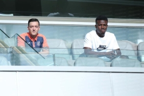 mesut-ozil-basaksehir-konyaspor-macini-tribunden-takip-etti-OCGCTUes.jpg