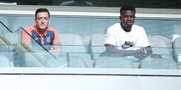 mesut-ozil-basaksehir-konyaspor-macini-tribunden-takip-etti-OCGCTUes.jpg