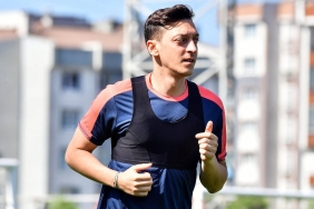 mesut-ozil-basaksehirde-ilk-antrenmanina-cikti-ZYQALjAw.jpg