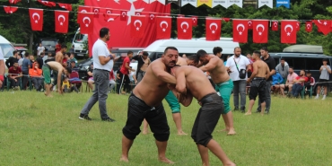 pehlivanlar-carpisinca-rakiplerini-sasirip-birbirlerine-girdiler-ZX85BwFk.jpg