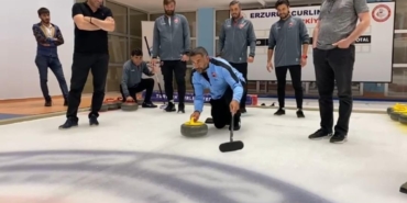24erzincanspor-teknik-direktoru-umit-karan-yardimcilariyla-birlikte-curling-oynadi-q7yHMs3w.jpg
