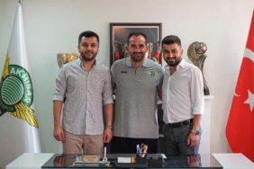 akhisarspor-theofanis-gekasla-5-yillik-sozlesme-imzaladi-yXTPYPir.jpg