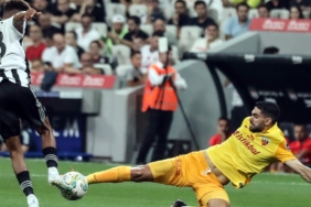 Ali Karimi ilk maçta kırmızı kart gördü 10 ali-karimi-ilk-macta-kirmizi-kart-gordu-9FmgKJ2w.jpg