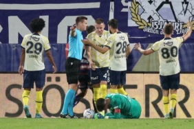 Austria Wien - Fenerbahçe maçında şok hareket! Altay Bayındır yerde kaldı 5 austria-wien-fenerbahce-macinda-sok-hareket-altay-bayindir-yerde-kaldi-n3Q4Dpcp.jpg