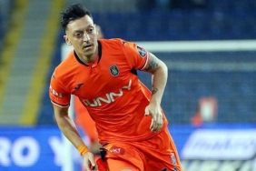 basaksehirde-mesut-ozil-antwerp-macina-11de-baslayacak-qj3MqRJB.jpg