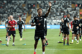 besiktasin-yeni-superstari-dele-alliden-vodafone-parkta-ilk-3lu-USMASFk6.gif