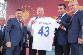 cumhurbaskani-erdogana-belediye-kutahyaspor-formasi-hediye-edildi-skCY4CuM.gif