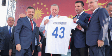 cumhurbaskani-erdogana-belediye-kutahyaspor-formasi-hediye-edildi-skCY4CuM.gif