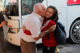 Dünya ikincisi Begümnaz yurda döndü 6 dunya-ikincisi-begumnaz-yurda-dondu-grbfsCsE.gif