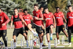 Kayserispor'da 31 futbolcunun lisansı çıktı 6 kayserisporda-31-futbolcunun-lisansi-cikti-bsyU53VY.jpg