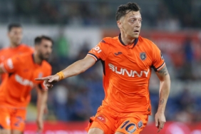 mesut-ozil-basaksehir-ile-ilk-macina-cikti-LL6NGLRe.jpg