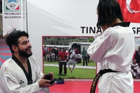 milli-taekwondocu-antrenmanda-evlilik-teklifi-yapti-GkNSunxG.jpg