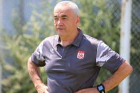 Rıza Çalımbay: Avrupa kupalarından hemen elenmek istemiyoruz 3 riza-calimbay-avrupa-kupalarindan-hemen-elenmek-istemiyoruz-DFUt8cNk.jpg