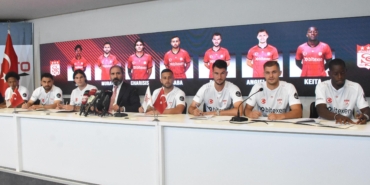 sivasspordan-yeni-transferler-icin-imza-toreni-3SXI7JXm.jpg