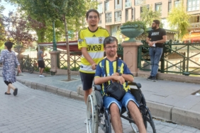 Tekerlekli sandalye ile Fenerbahçe için 350 kilometre uzaktan geldi 1 tekerlekli-sandalye-ile-fenerbahce-icin-350-kilometre-uzaktan-geldi-COIwZfaA.jpg