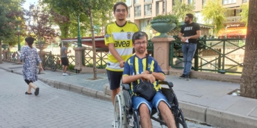 tekerlekli-sandalye-ile-fenerbahce-icin-350-kilometre-uzaktan-geldi-COIwZfaA.jpg