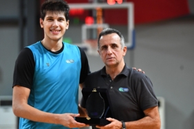 Tofaş Spor Kulübü'nden Berke Büyüktuncel'e plaket 2 tofas-spor-kulubunden-berke-buyuktuncele-plaket-RRD4vRgA.jpg