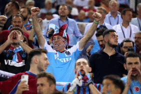 trabzonspor-kopenhag-macinda-akyazida-muthis-destek-RV2jJ8iS.gif