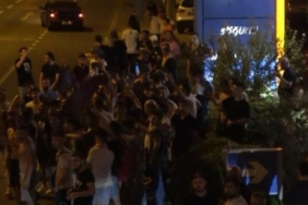 Trabzonspor taraftarı FC Kopenhag'ın kaldığı otel'in önüne akın etti 1 trabzonspor-taraftari-fc-kopenhagin-kaldigi-otelin-onune-akin-etti-eVCKngB1.jpg