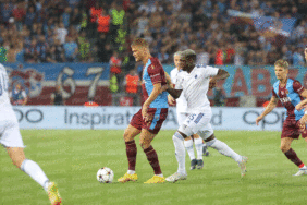 Trabzonspor'da Andreas Cornelius elinden geleni yaptı ama... 3 trabzonsporda-andreas-cornelius-elinden-geleni-yapti-ama-OJl4xLsu.gif