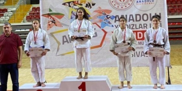 vanli-judocular-madalyalarla-dondu-7CNQuMya.jpg