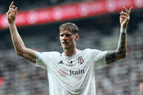 wout-weghorst-besiktas-taraftarina-hayran-kaldi-QRm123Wh.gif