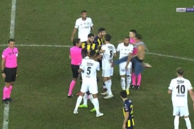 Ankaragücü taraftarından Cenk Tosun'a tekme! Maç sonu büyük olay... 1 ankaragucu-taraftarindan-cenk-tosuna-tekme-mac-sonu-buyuk-olay-OBH4iqZP.jpg