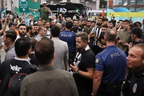 Beşiktaşlı taraftarlardan takımlarına coşkulu karşılama 4 besiktasli-taraftarlardan-takimlarina-coskulu-karsilama-iLTpOw9w.jpg