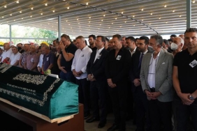 Fikret Orman’ın annesi Nuran Orman, son yolculuğuna uğurlandı 5 fikret-ormanin-annesi-nuran-orman-son-yolculuguna-ugurlandi-Rbw4i84B.jpg
