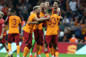 flas-galatasaray-aciklamasi-10-kisi-kaldiktan-sonra-daha-iyi-oynadi-nxCJl3Fh.gif
