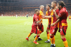 galatasaray-bu-sezon-evinde-ilk-kez-kazandi-GgQ57nmd.gif