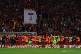 Galatasaray, galibiyeti taraftarlarla kutladı 2 galatasaray-galibiyeti-taraftarlarla-kutladi-vagkGcja.jpg