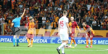 galatasaray-haberi-abdulkerim-bardakcidan-super-ligdeki-ilk-kirmizi-kart-s9es3cxy.jpg