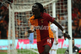 galatasarayda-bafetimbi-gomis-bu-sezon-3-golunu-atti-UCmdBd6O.gif